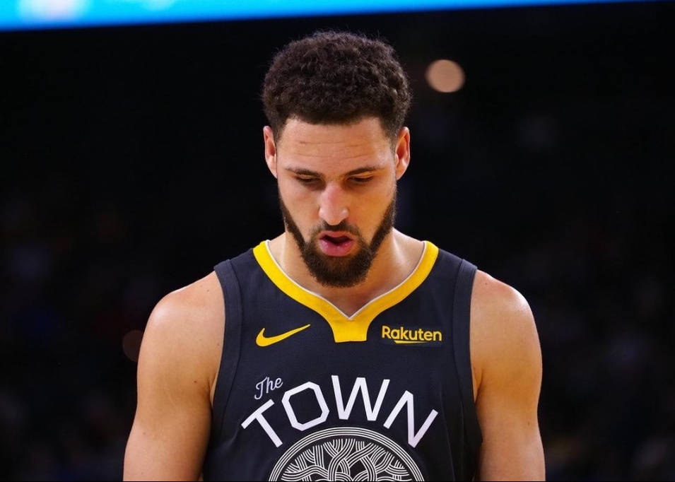 他感到肩上 他感到肩上