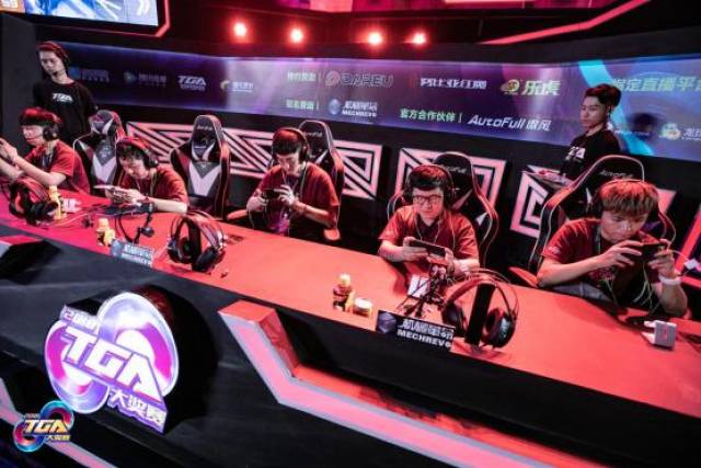 跳伞需要严 跳伞需要严